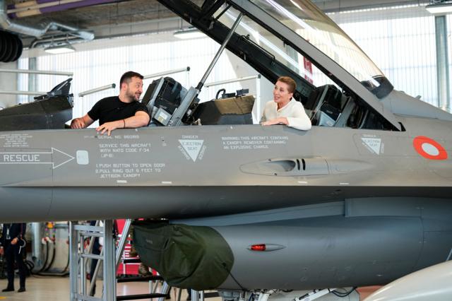 乌克兰总统泽连斯基和丹麦首相梅特·弗雷德里克森坐在 F-16 战斗机上